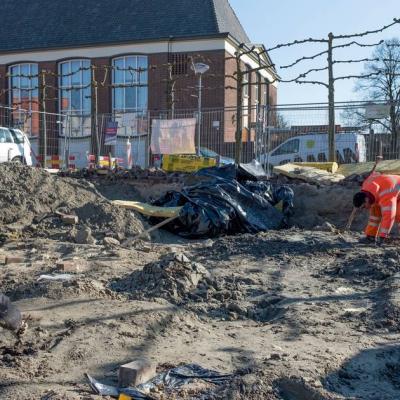 3 personen van het archeologisch onderzoeksteam aan het werk in de bouwput