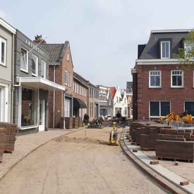 Korte Ring, Bruinisse. Op de voorgrond het zandbed klaar voor bestrating met aan de zijkant stapels met straatklinkers